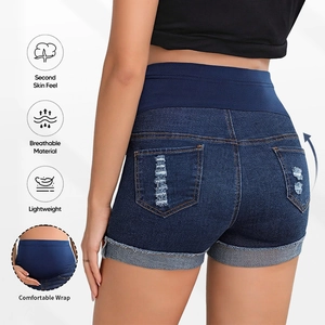 Infografica che mostra shorts di jeans premaman traspiranti con dettagli effetto usurato
