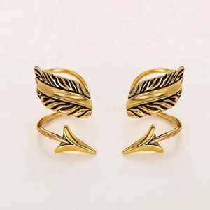 Detailansicht der Vintage Gold-Ohrringe mit Pfeil- und Federdesign im Boho-Stil
