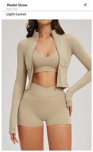 Dettaglio del set da yoga color cammello chiaro con giacca, reggiseno sportivo e pantaloncini