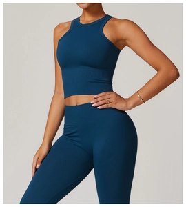 Détail de la texture côtelée sans couture bleu foncé sur le haut et le legging de sport