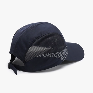 Cappellino da baseball blu scuro traspirante con rete laterale e motivo geometrico
