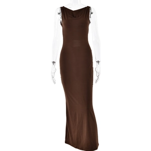 Detail eines braunen ärmellosen Maxikleides mit Wasserfallausschnitt und schmaler Passform