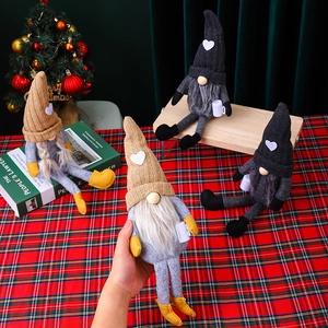 Vista detallada de gnomos de Navidad hechos a mano con gorros de punto y tazas café