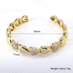 Dettaglio del bracciale a cuore dorato con diametro interno 56mm e zirconi incastonati