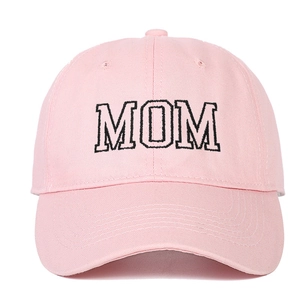 Gros plan sur la casquette en coton rose avec broderie MOM et détail de la visière