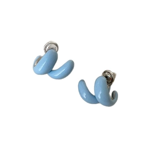 Eleganti orecchini a perno a forma di C ritorti blu menta con finitura smaltata lucida e argento