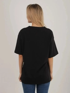 Πίσω όψη μαύρου κοντομάνικου T-shirt από 100% βαμβάκι με άνετη εφαρμογή και στρογγυλή λαιμόκοψη