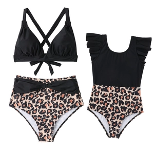 Ensemble de maillots de bain mère-fille noir et léopard pour un look assorti chic
