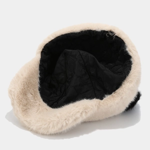 Berretto invernale in peluche panda con fodera trapuntata nera e morbida ecopelliccia beige