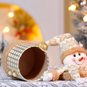 Barattolo di caramelle pupazzo di neve di Natale con trama dorata e cappello in peluche