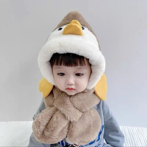 Dettaglio del set neonato peluche con cappello pinguino e sciarpa in morbida pelliccia