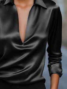 Detailansicht der eleganten schwarzen Satin-Langarmbluse mit edlem V-Ausschnitt Glanz