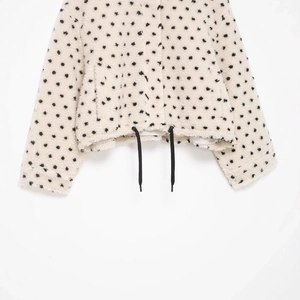 Veste courte en polaire à pois avec ourlet à cordon réglable en blanc cassé