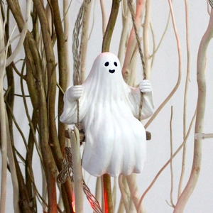 Cute Halloween swinging ghost hanging tree decoration made of resin for outdoor garden decor