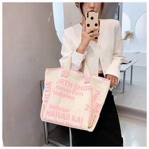 Spiegel-Selfie mit dem beigen Canvas-Shopper und pinkfarbenem Hawaii-Schriftzug-Detail