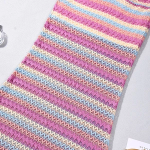 Vue détaillée de la maille ondulée colorée avec texture crochetée pour ensemble de femme