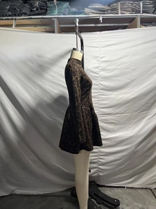 Vue détaillée d'une mini robe léopard en daim avec jupe bouffante et manches longues