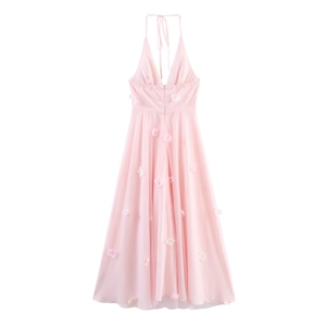 Robe longue rose à licou avec ornements floraux en 3D et style dos nu élégant