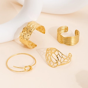 Lot de quatre bracelets vintage en acier inoxydable doré aux textures variées