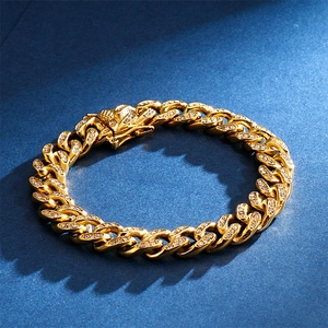 Dettaglio del bracciale a maglia cubana dorato con micro-pavé di zirconi scintillanti