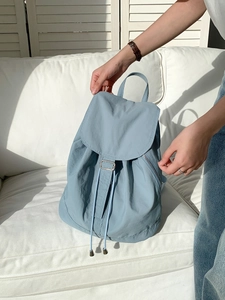 Zaino minimalista in nylon azzurro per donna con patta a coulisse e fibbie argento