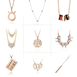 Sélection de divers colliers en acier titane avec des motifs de pendentifs en or rose