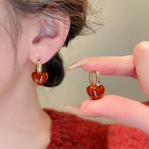 Boucles d'oreilles cœur rouge rétro plaquées or portées par un mannequin et à la main