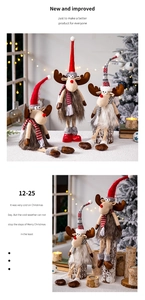 Poupée en peluche de renne de Noël avec chapeau rouge et écharpe pour décor de fête à la maison.