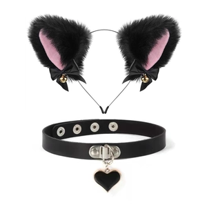 Détail du serre-tête oreilles de chat en peluche avec nœuds à clochettes et collier cœur assorti