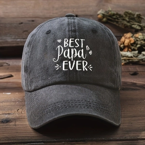 Dettaglio del ricamo Best Papa Ever su berretto di cotone lavato grigio scuro