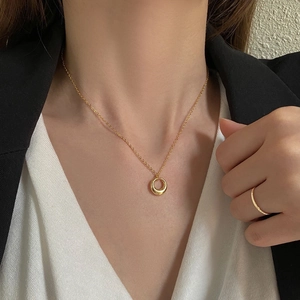 Ensemble collier plaqué or 18 carats et bague minimaliste porté par un mannequin