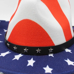 Détail d'un chapeau de cowboy avec drapeau américain et bande en cuir à rivets