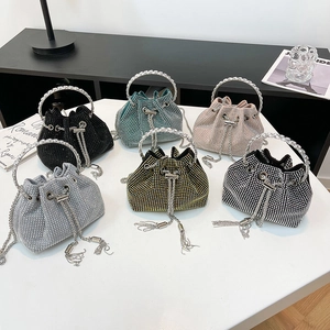 Série de mini sacs seaux étincelants en argent, or, noir et vert avec des strass brillants