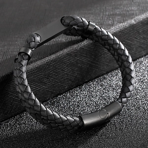 Bracelet pour homme en cuir tressé noir avec fermoir magnétique mat et logo C embossé