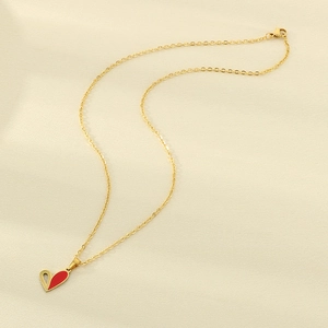 Collier créatif en acier inoxydable avec pendentif cœur ajouré et rouge sur chaîne dorée