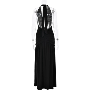 Détail de la robe noire dos nu avec col licou et fente haute sur mannequin transparent