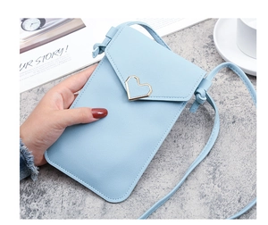 Dettaglio della borsa porta cellulare celeste in pelle con fibbia dorata a cuore
