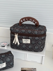 Dettaglio della trousse in velluto a coste trapuntato con manico ricamato Melody