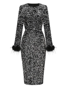 Détail d'une robe de soirée à paillettes avec poignets en plumes d'autruche et taille ajustée