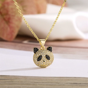 Charmante Goldene Panda-Halskette mit funkelnden Kristallen und schwarzen Akzenten am Panda