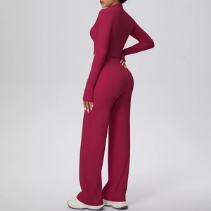 Détail de l'ensemble de yoga bordeaux avec haut court à manches longues et pantalon large