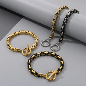 Détails de bracelets chaîne byzantine avec fermoirs OT en or et finitions mixtes