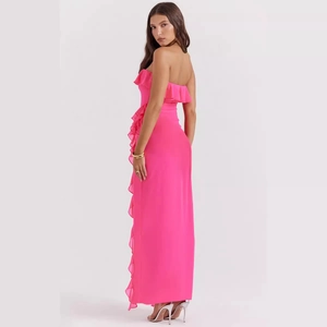 Robe longue bustier rose fuchsia avec volants élégants et fente haute pour femme