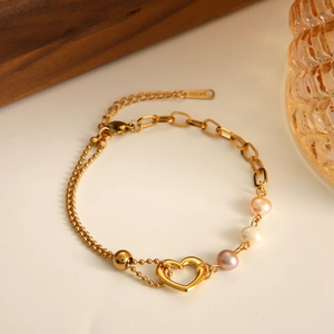 Golden stainless steel bracelet with freshwater pearls and a minimalist heart pendant