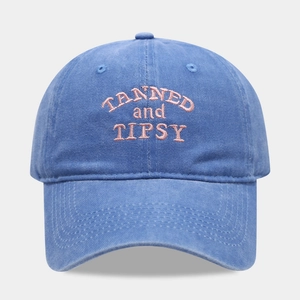 Dettaglio del ricamo rosa TANNED and TIPSY su cappello sportivo in cotone lavato