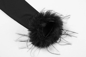 Detail des schicken Langarmkleids mit luxuriöser schwarzer Kunstfeder an den Ärmeln