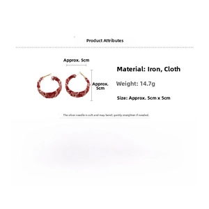 Détail de créoles rouges à motif bandana, diamètre 5 cm et texture en tissu