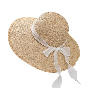 Chapeau de soleil en raphia français à large bord, texture beige et ruban en mousseline blanc