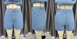 Vues détaillées du short en jean bleu clair montrant la taille haute et les détails de fermeture