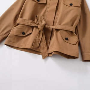 Trench-coat kaki pour femme avec taille ceinturée et poches à rabat utilitaires